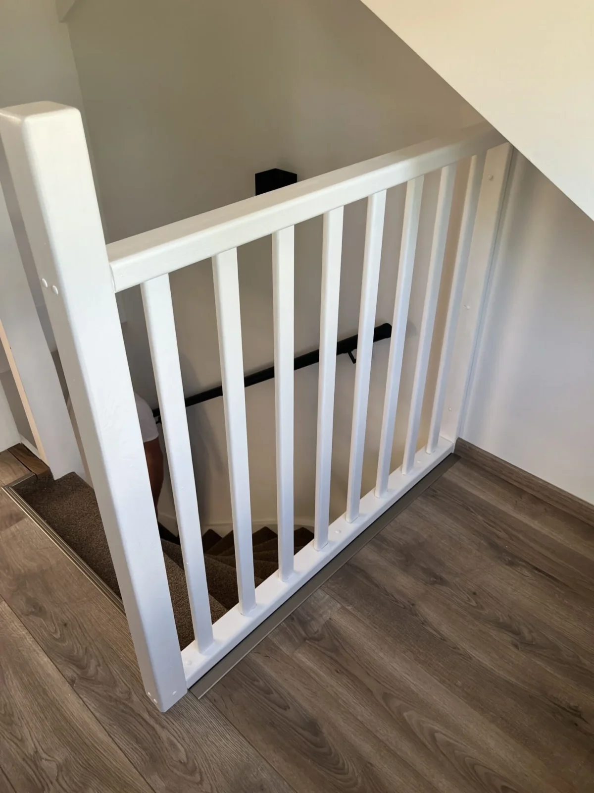 Grenen balustrade met rechthoekige spijlen