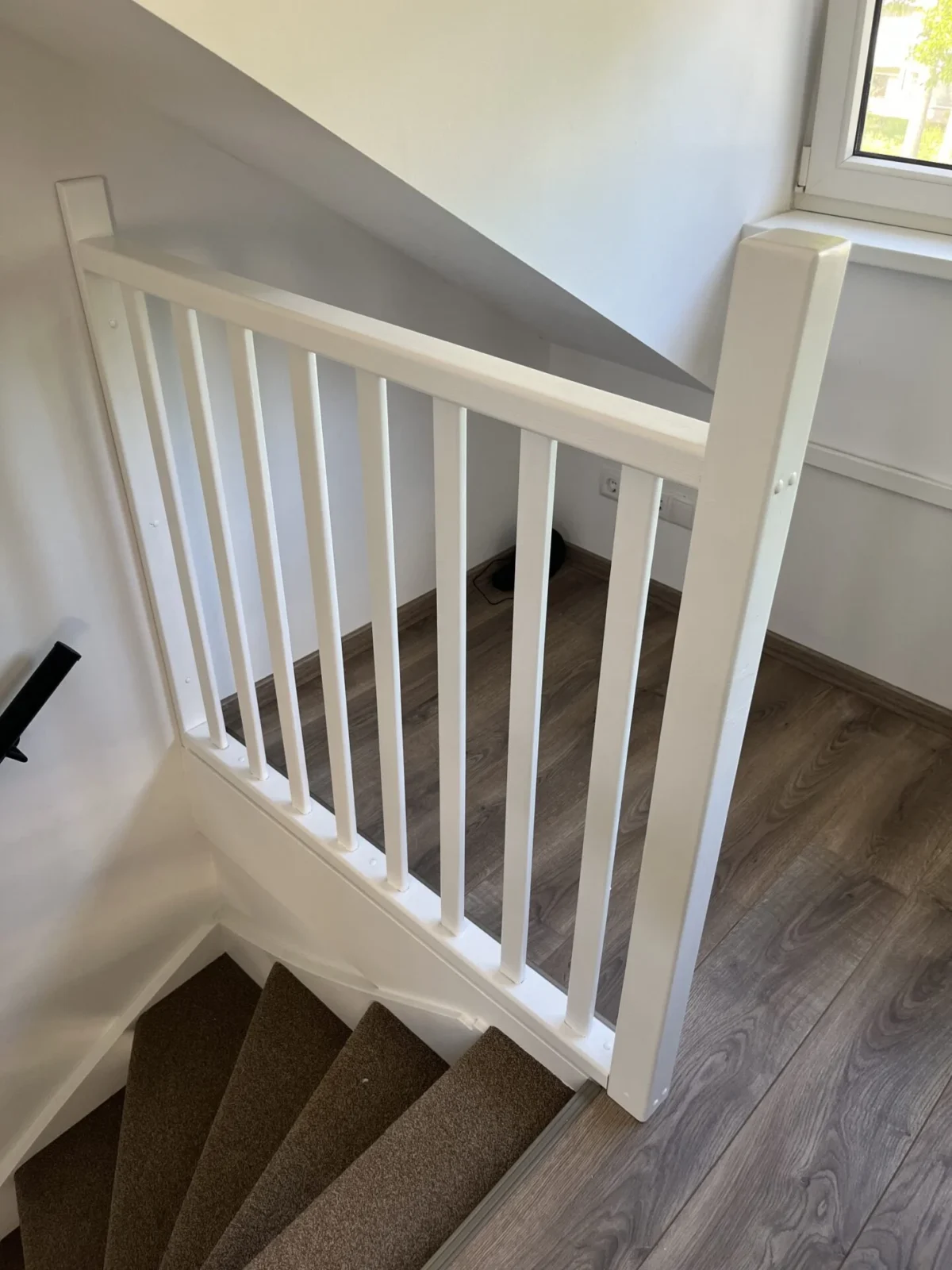 Klant realisatie van de grenen balustrade met rechthoekige spijlen