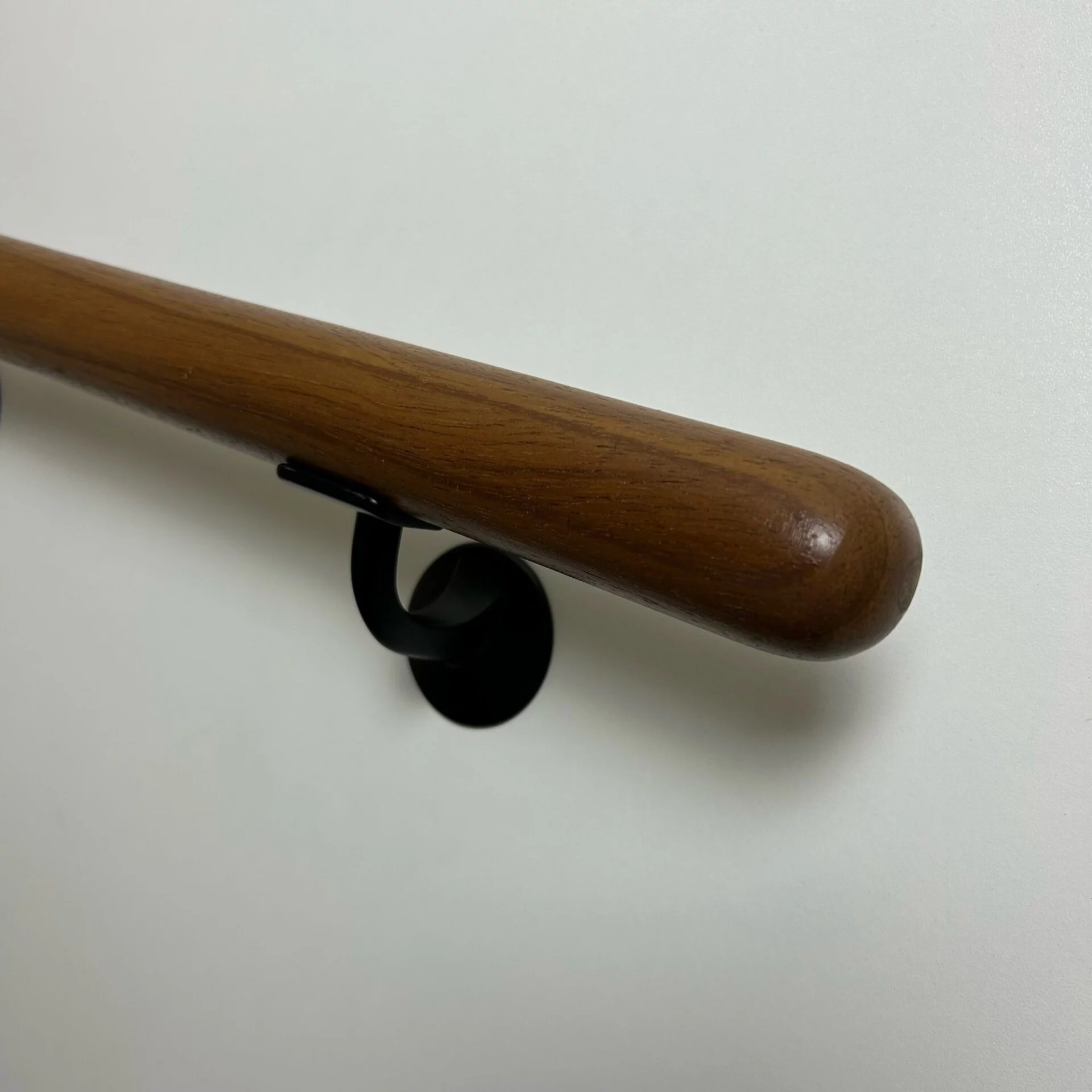 Iroko ronde trapleuning blank gelakt