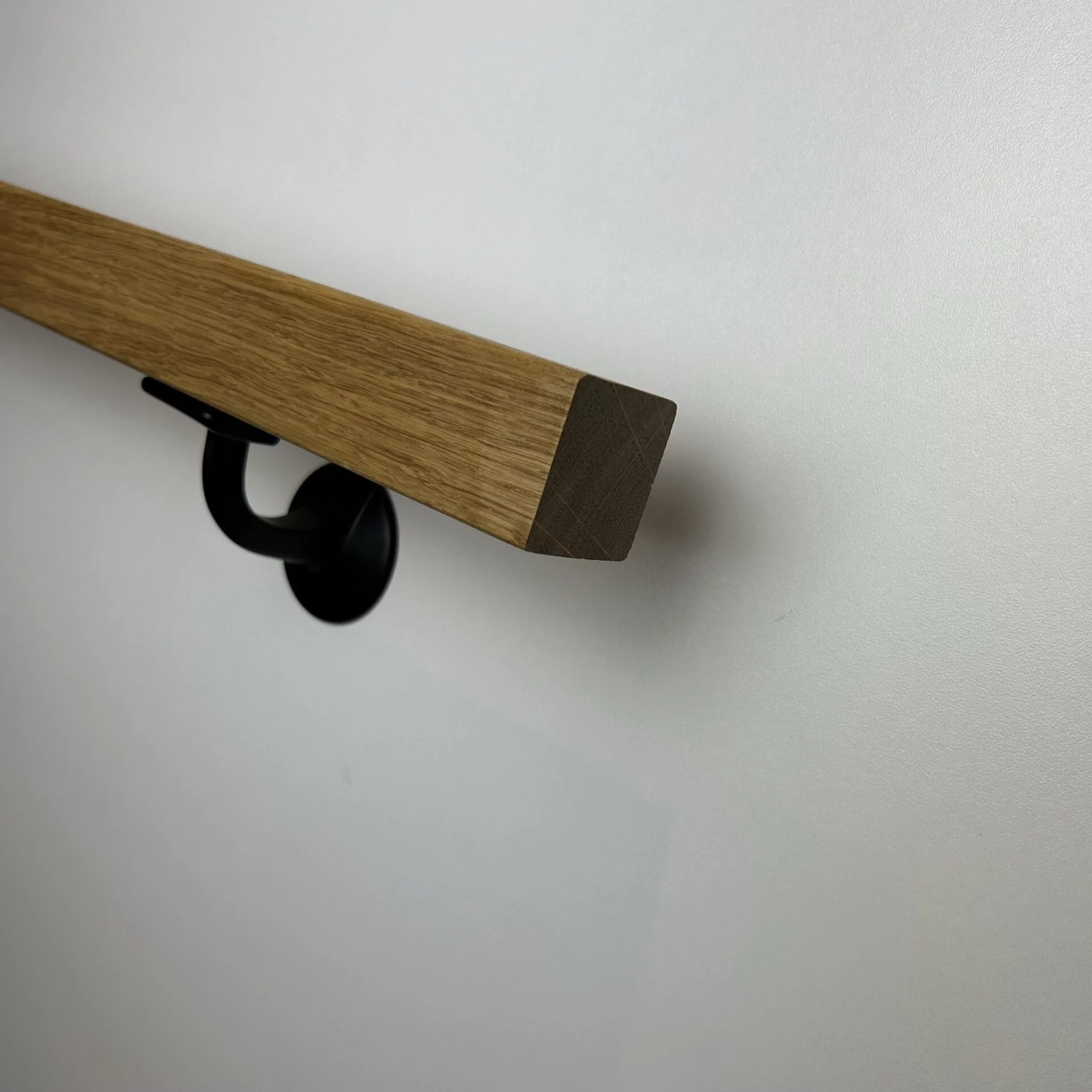 Vierkante eiken trapleuning gelakt