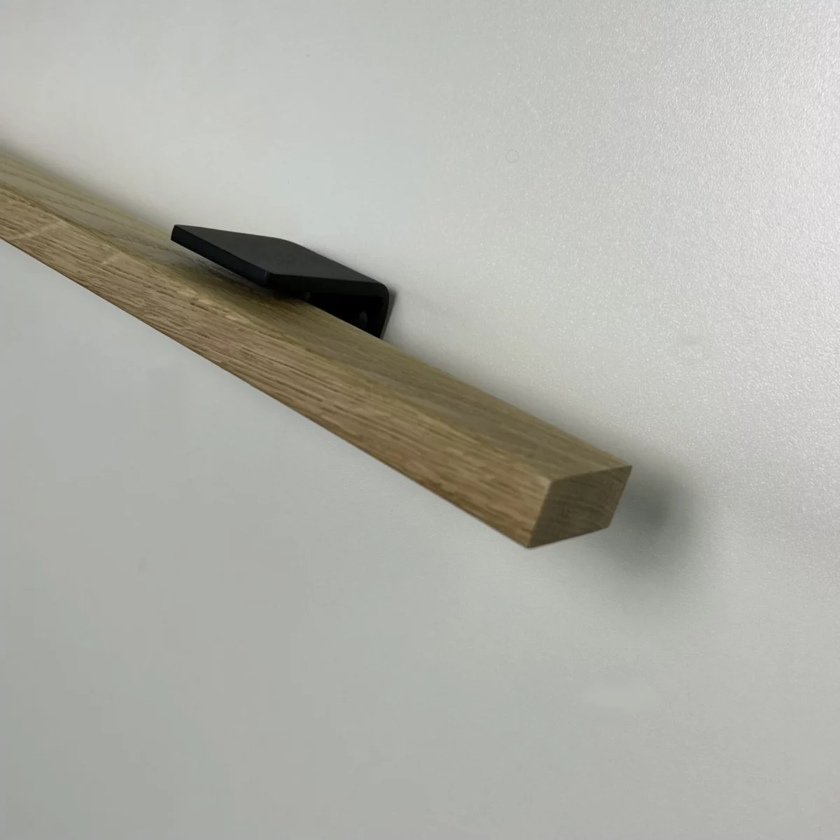 Zwarte leuninghouder voor platte trapleuning - Afbeelding 2