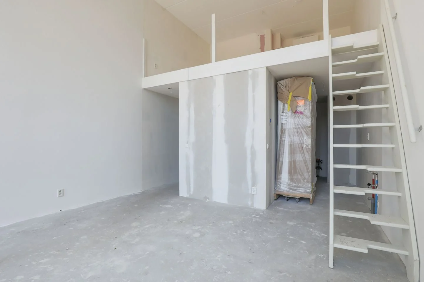 Ruimtebesparende trap met verdreven treden