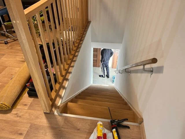 Eiken steektrap met eiken balustrade met rechthoekige spijlen