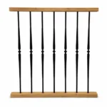 Eiken balustrade met smeedijzeren sierspijlen